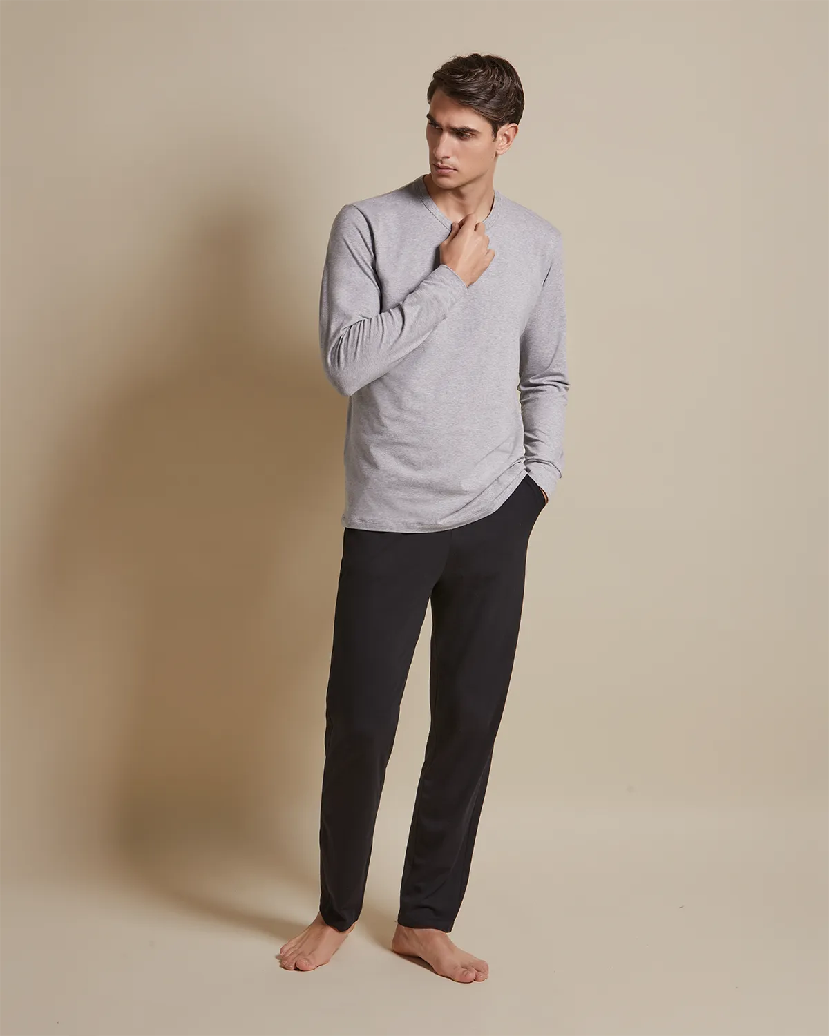 Post-producción digital de fotografía de moda masculina: retoque de piel, ajuste de color y limpieza de fondos realizado por estudio especializado en Barcelona.