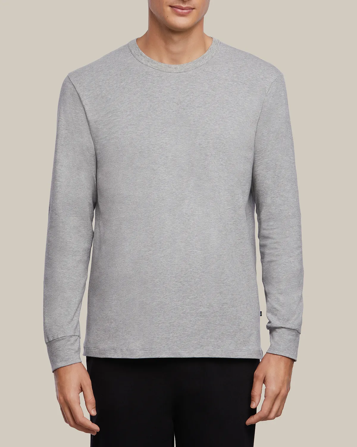 Detalle de postproducción de moda: retoque digital de texturas textiles y ajuste de color en camiseta gris, realizado por estudio de retoque profesional en Barcelona.