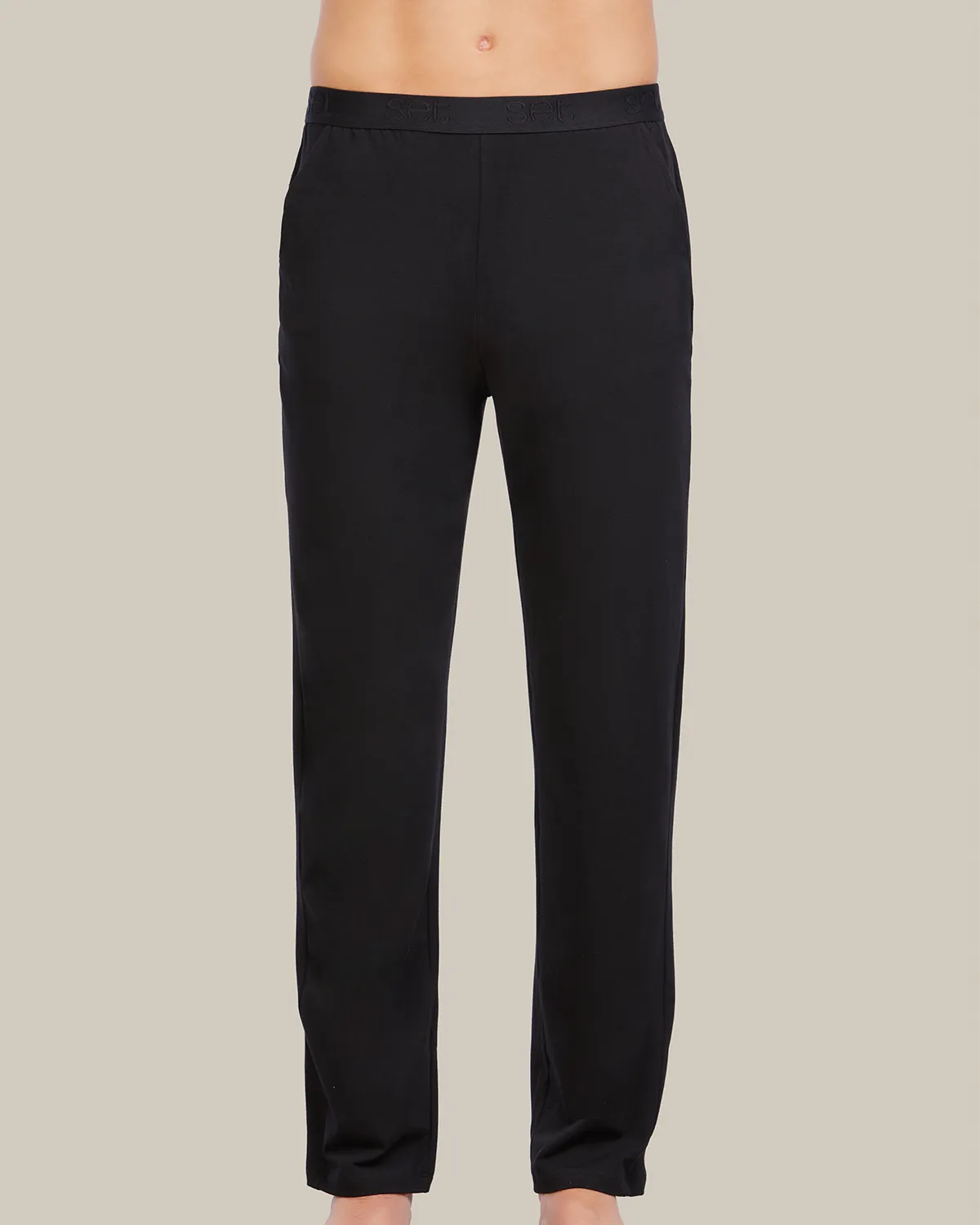 Postproducción de fotografía de producto e-commerce: retoque de pantalón negro, limpieza de partículas y ajuste de contraste realizado por estudio de retoque en Barcelona.
