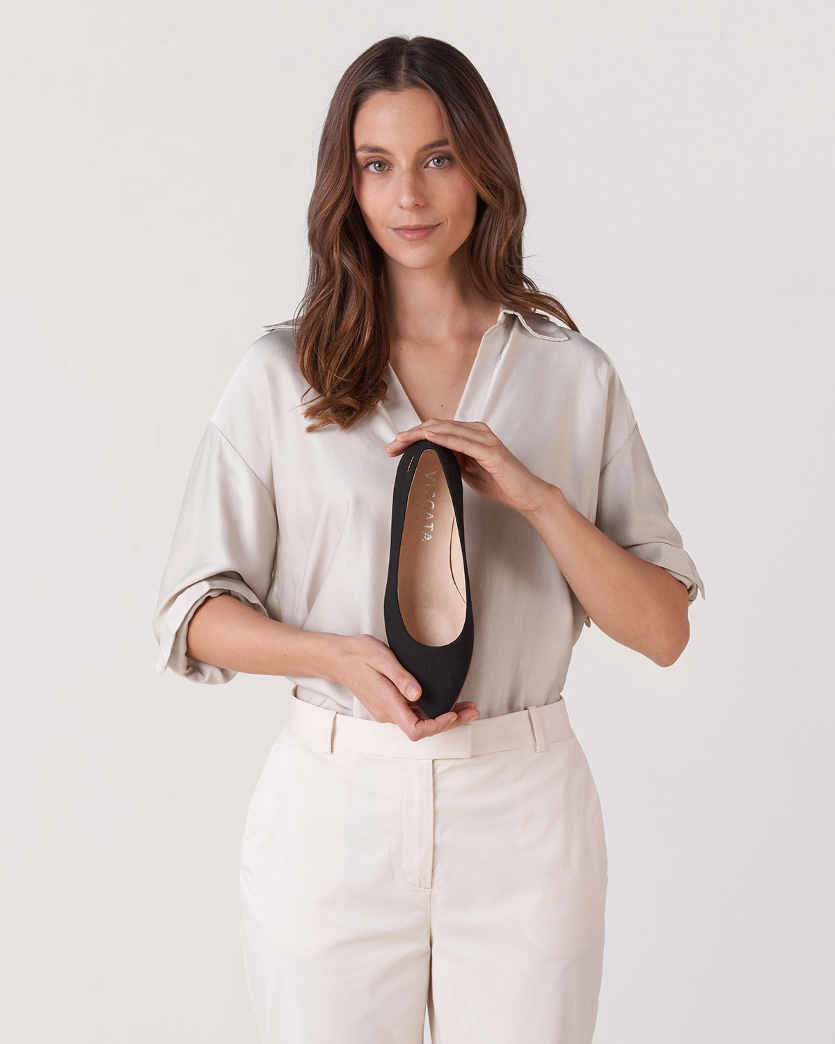 Modelo profesional posando con calzado negro de Viscata en una sesión de fotografía publicitaria y de moda realizada en Barcelona.