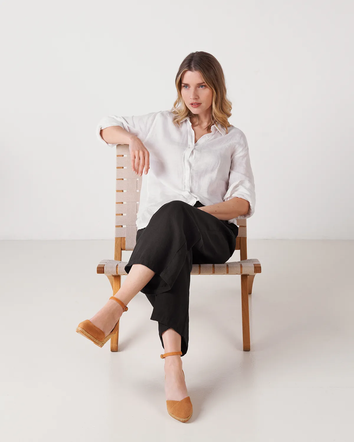 Lookbook. Fotografía de catálogo ecommerce de moda en Barcelona, modelo con pañuelo de seda y camiseta de lino.